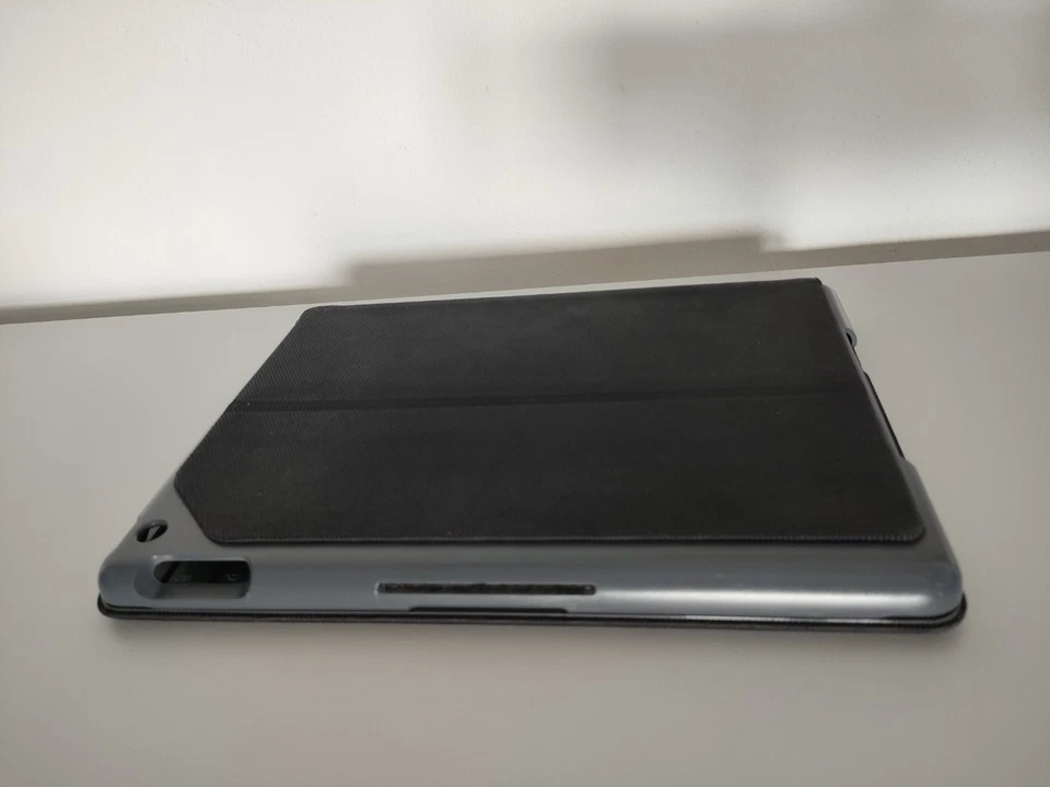 Logitech Slim Folio Custodia iPad 5a/6a Gen con Tastiera Wi-Fi / BT Qwerty Nero  - Immagine 3 di 4