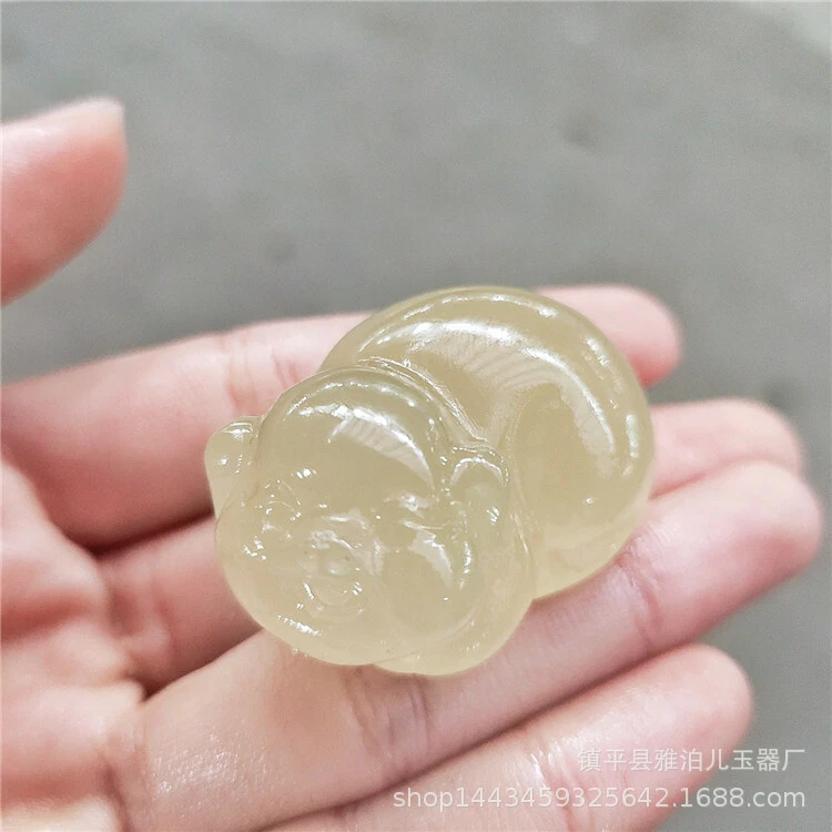 Colgante chino de seda de hielo natural Yufu cerdo tallado a mano zodiaco cerdo mango de mano Foto 3 de 4