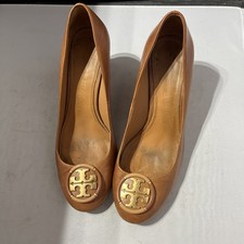 Tory Burch Women's Sally Closed Toe Wedge Size 8M Pebbled Leather Preppy Office