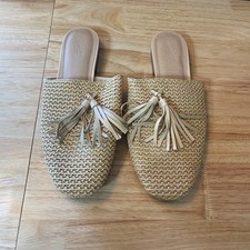 Universal Thread Womens Tan Woven Raffia Tassel Mules Flats Size 11 Neutral Boho