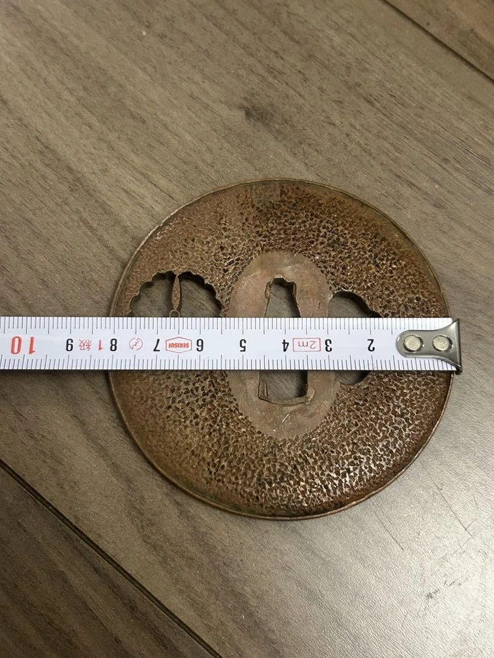 Tsuba japonesa antigua hecha de bronce antiguo Foto 4 de 4