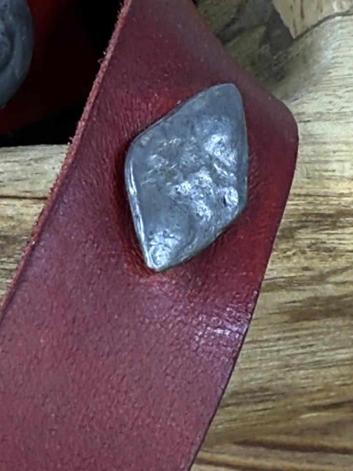 Cinturón de cuero de colección para mujer unisex 31”-36” rojo martillado plata tachuelas hebilla Foto 3 de 4