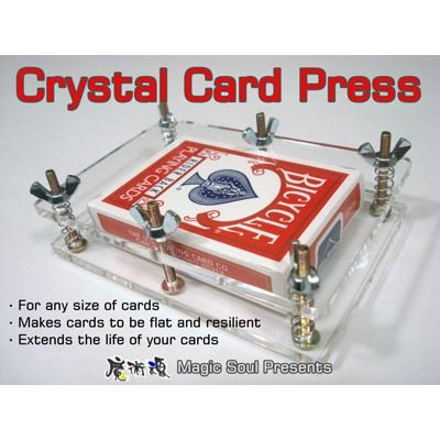 Crystal Card Press von Hondo & Fon, verwendet, um Spielkarten flach zu halten.