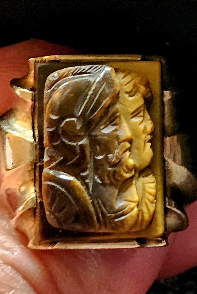 Anillo vintage de oro de 10K para hombre con camafeo de ojo de tigre tallado | Doble cara de guerrero  Foto 3 de 4