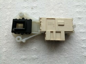 Schloß - Türverriegelung für Waschmaschine Indesit WD 104 T Originalteil