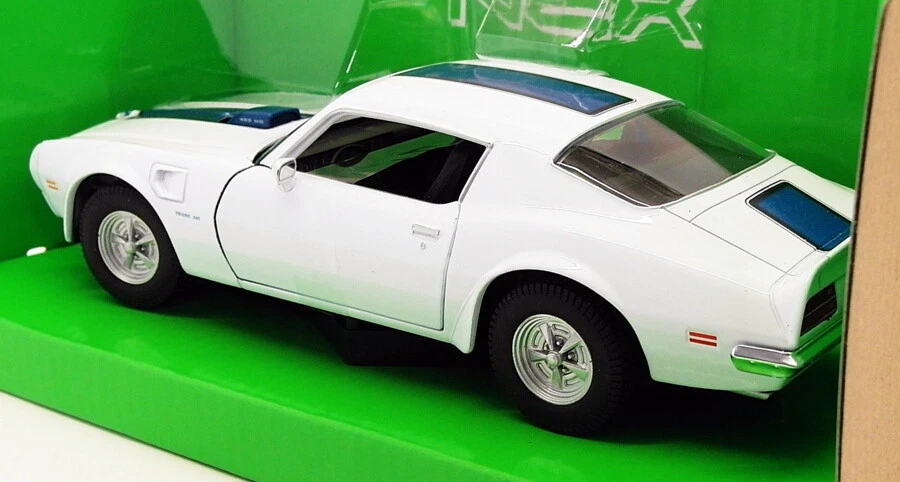 Welly 1/24-27 Scale 24075W - 1972 Pontiac Firebird Trans Am - White/Blue - Image 2 of 4