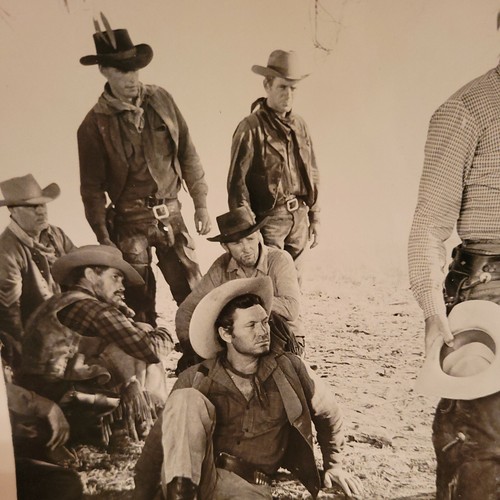 1958 Gregory Peck, Charlton Heston Photo 10X8 On "The Big Country" Set 58/332 - Picture 2 of 7