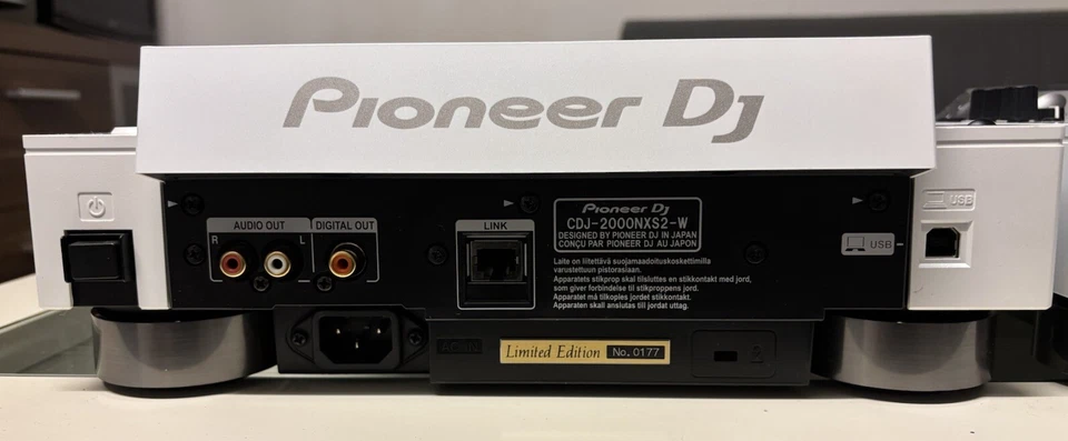 2x Pioneer CDJ-2000NXS2-W Nexus 2 White Limited Edition + 2x Decksaver - Bild 4 von 4