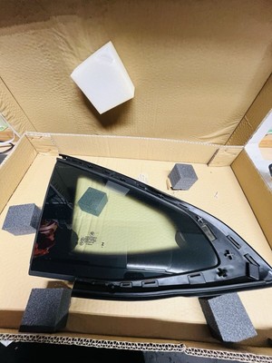 Genuine OEM BMW Quarter Glass 51377482993 NEW Missing one alignment tab