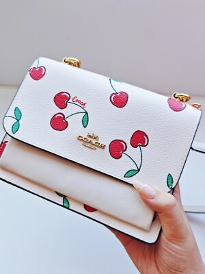 国内即発送 COACH クレア ハート チェリー クロスボディ CE610 公式】コーチアウトレット | クレア クロスボディ・シグネチャー