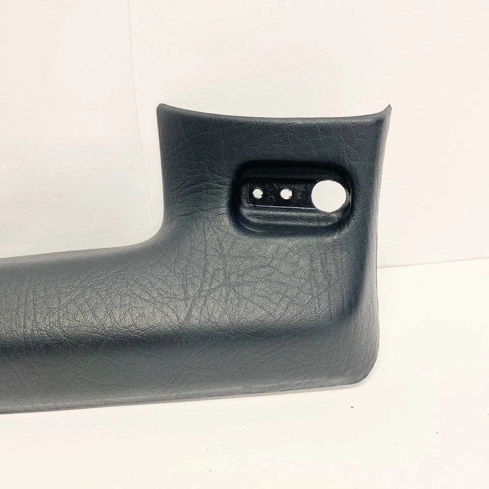 Пластиковый боковой молдинг на лобовое стекло переднего правостороннего пассажира для кабриолета Audi 80 91-98 годов выпуска - Изображение 2 из 4