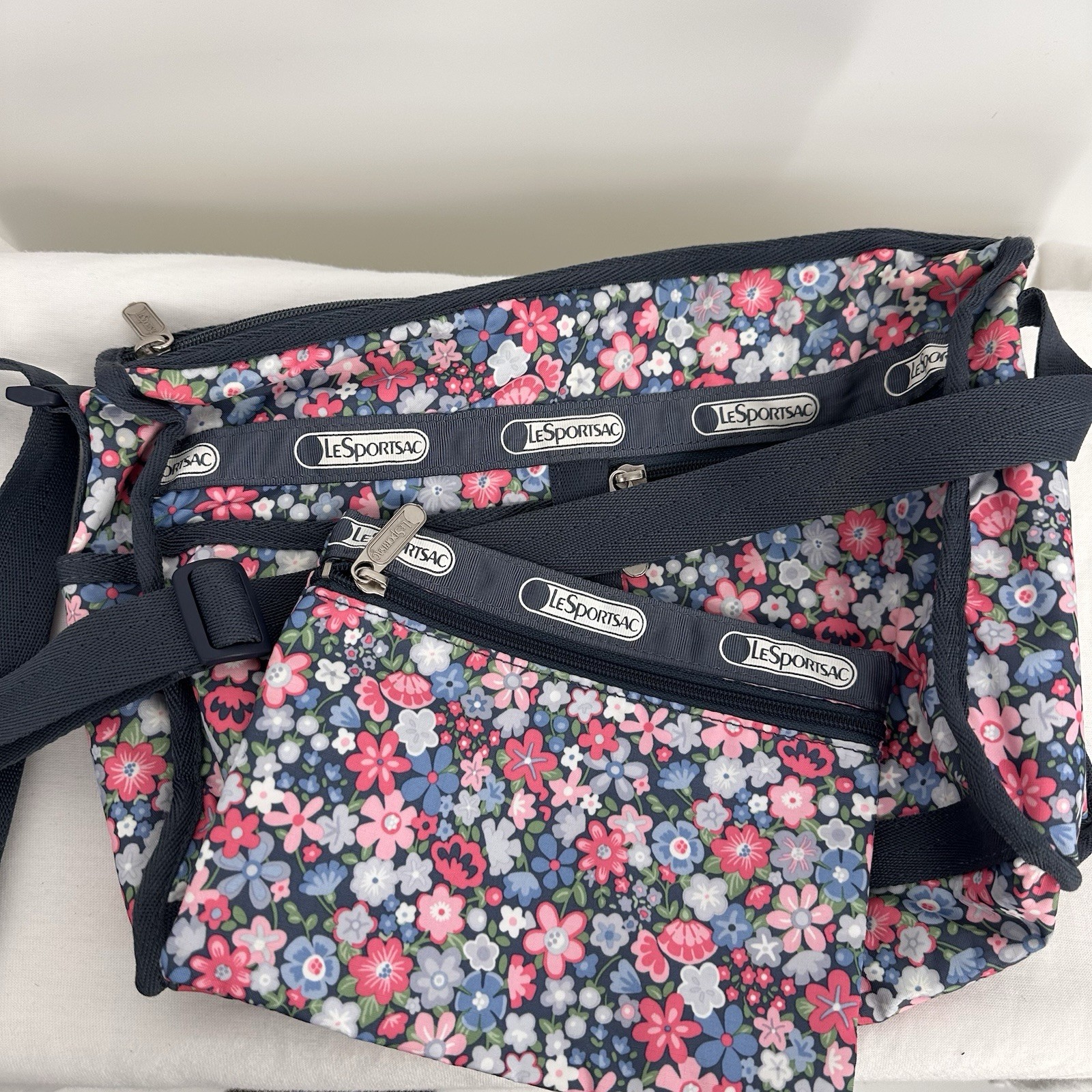 LESPORTSAC Deluxe  Everyday Bag Crossbody   GREAT CONDITION!  w/ Pouch