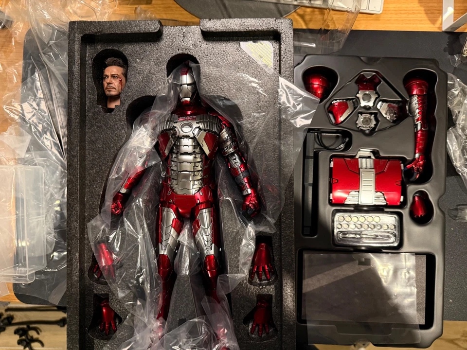 Hot Toys MMS400-D18 Iron Man Mark V 5 Iron Man 2 1/6 Diecast Figure - Photo 2/2