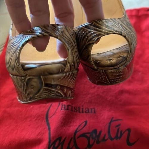 Christian Louboutin Tan Embossed Leather High Heels💛🖤💛 - Picture 5 of 11
