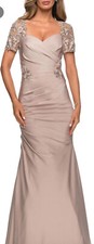 New La Femme Lace Back Satin Trumpet Gown In Champagne Size 4 Retail 565