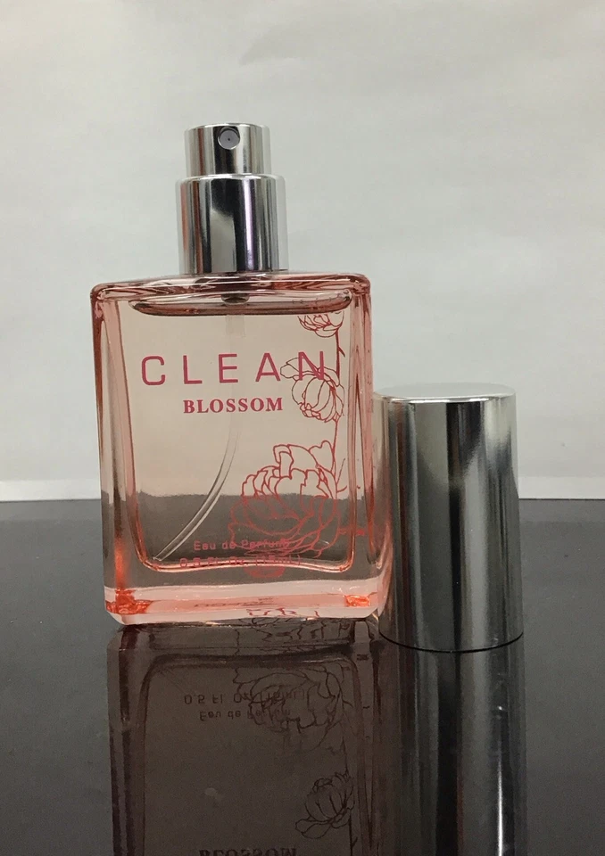 Clean Blossom парфюмированная вода мини спрей 0,5 жидк. унц. / 15 мл, новый в коробке. - Изображение 4 из 4