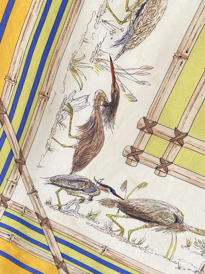 Cachecol feminino BELLOTTI de seda amarela estampa de garça feito na Itália 34"/34" boa con - Imagem 4 de 4