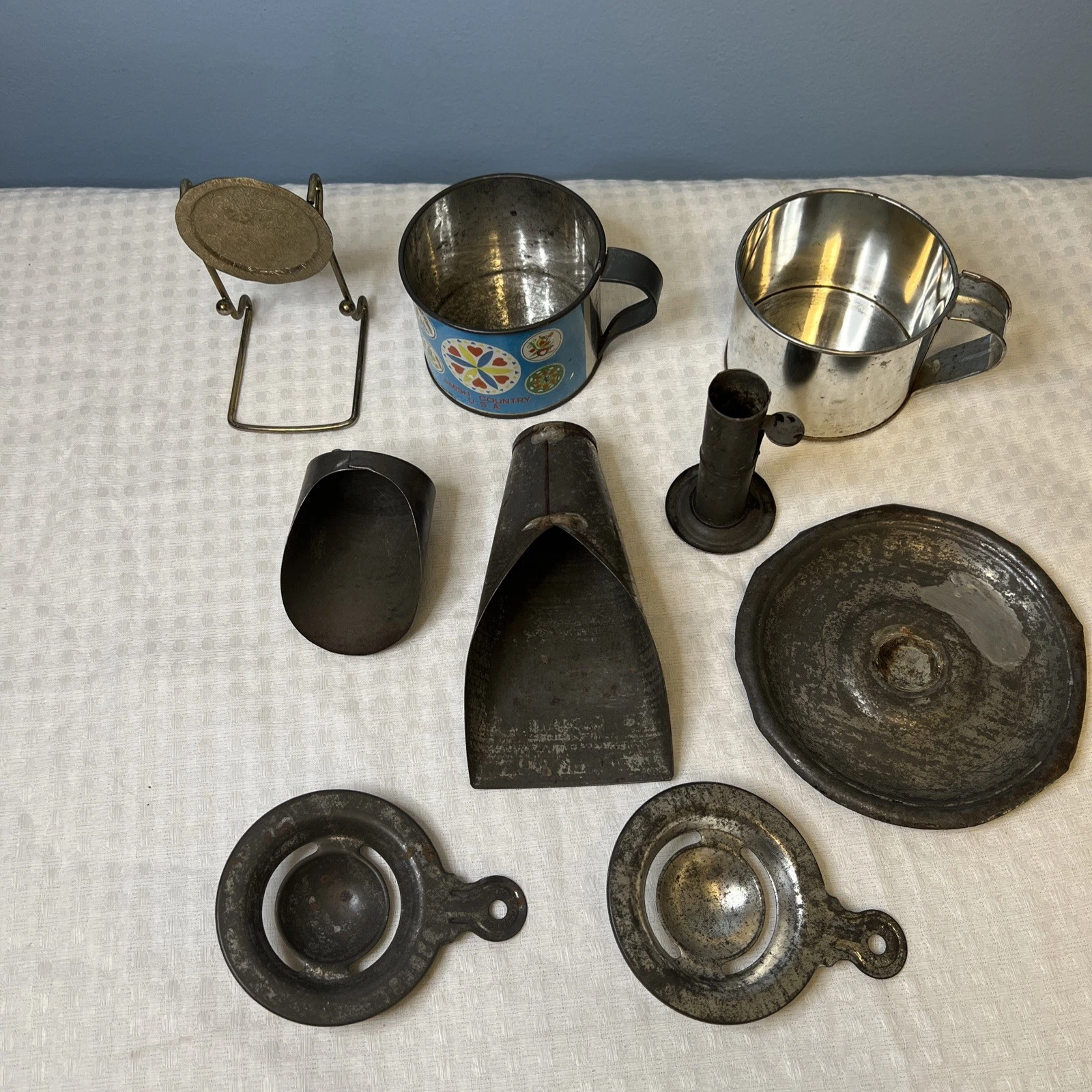 Lot of 9 Antique Vintage Kitchen Farmhouse Primitive Scoops Egg Separator Mugs
Opens in a new window
