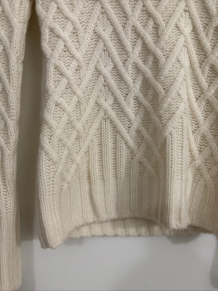 Suéter de cachemir tejido con cable crema Moda International cuello en V mediano Foto 3 de 4