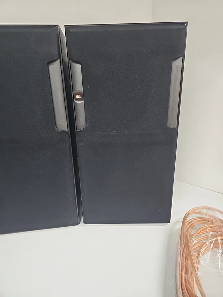 PAR DE ALTAVOCES JBL HLS 810 EMPAREJADOS CON CABLE DE ALTAVOZ DE 30 pies Foto 3 de 4