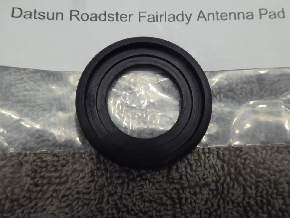 Almohadilla de tira climática de antena Datsun Roadster 1600 - 2000, 1965-70. Foto 3 de 3