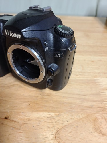 Nikon D50 Digital SLR Camera - Black (Body Only) PARTS - Picture 2 of 5