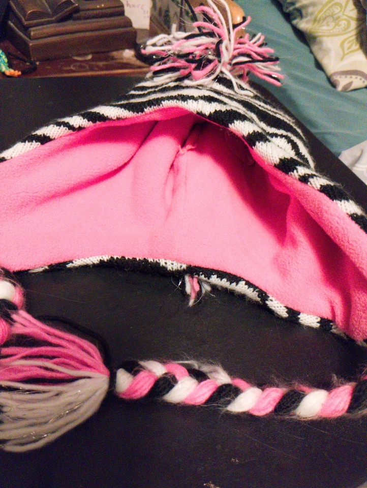 SOMBRERO MOHAWK A RAYAS CEBRA BLANCO Y NEGRO DE JUSTICIA CON OREJERAS Y CORBATA TRENZADA Foto 4 de 4