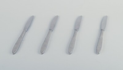 Gundorph Albertus für Georg Jensen. Vier langstielige ''Mitra'' Lunchmesser.