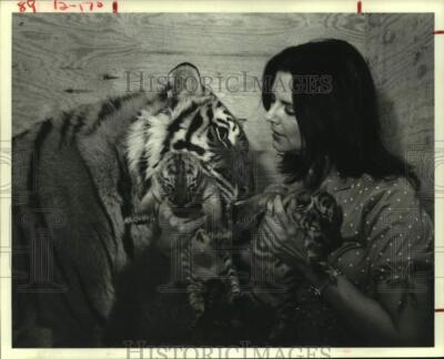 1980 Press Photo Devera Stevens With Tiger Cubs Born at Her Home, Conroe, Texas