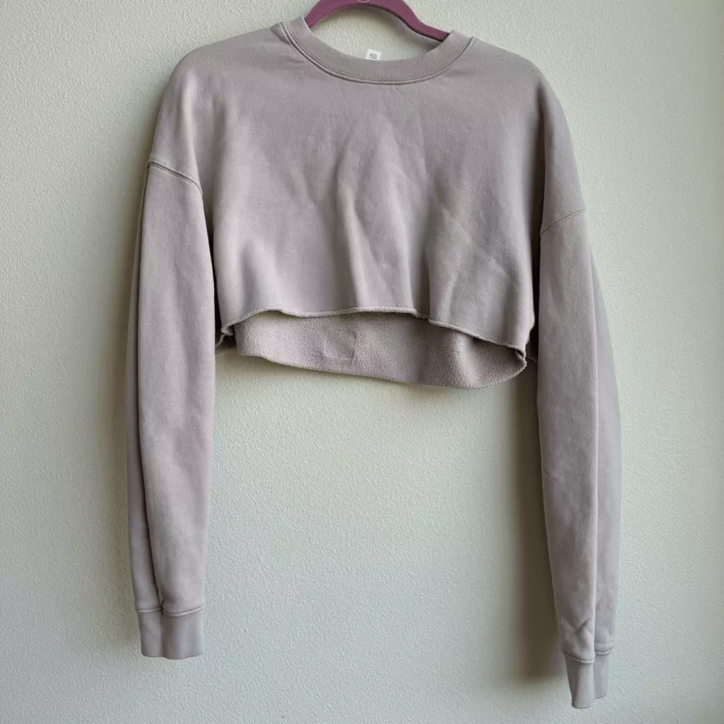 alo-yoga lavender long sleeve cropped crewneck sthletic gym 