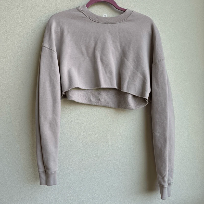 alo-yoga lavender long sleeve cropped crewneck sthletic gym 