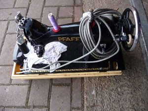 PFAFF-30 NÄHMASCHINE MIT FUS ABTRIB MOTOR