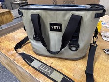 YETI Hopper 20 Soft Bag Zipper Cooler With Shoulder Strap Used