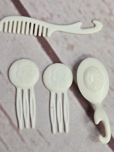 1982 Angel Face Barbie Dress, Comb, Brush, Makeup, Hair Combs Vintage READ - Picture 12 of 19