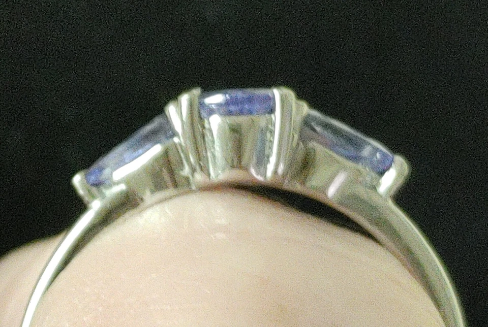 Anillo de tanzanita de acero inoxidable con 3 piedras preciosas naturales. Foto 3 de 4