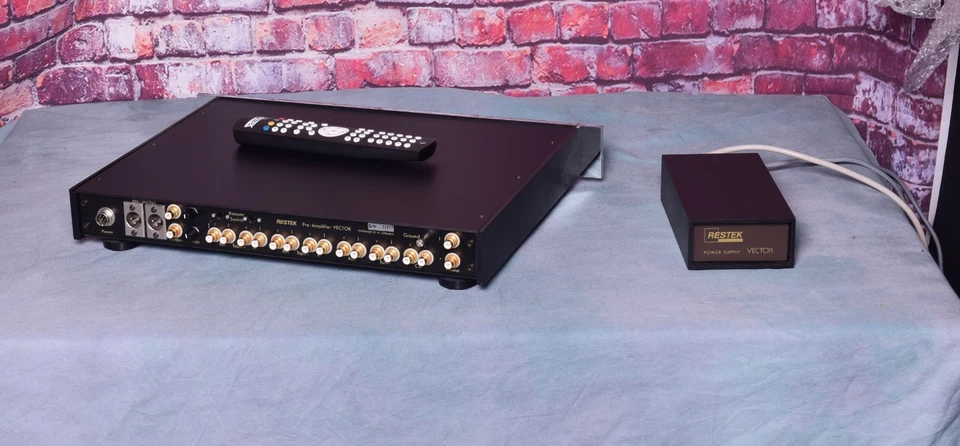 Restek Vector ... sehr edler Vorverstärker in edler Chrom Optik - Bild 2 von 2