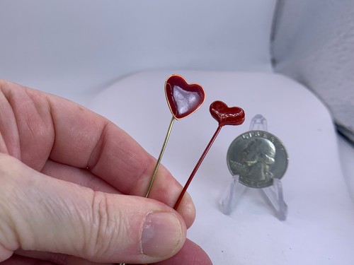 Lot of 2 Valentine Heart Red Enamel Vintage Gold Brooch Lapel Pin M-1925 - Foto 3 di 4