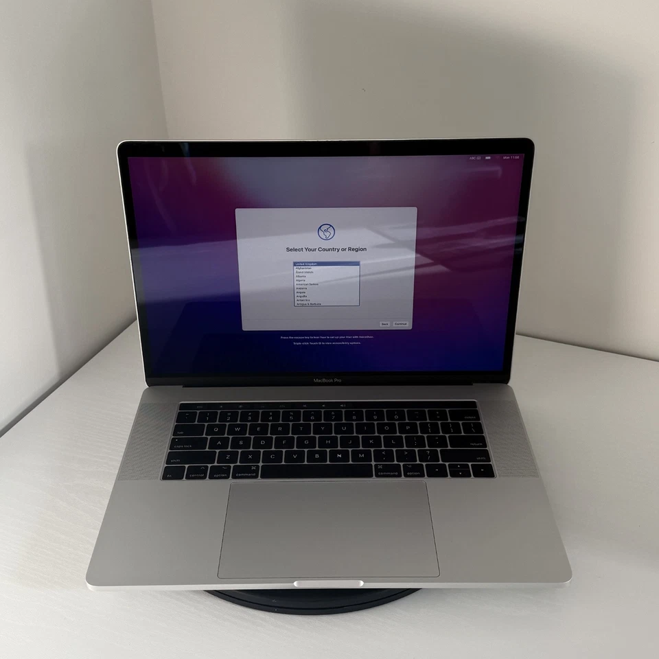 Apple MacBook Pro 15" (2017) i7 | Radeon Pro 555 | 16GB | 256GB SSD | Silver - Image 4 of 4