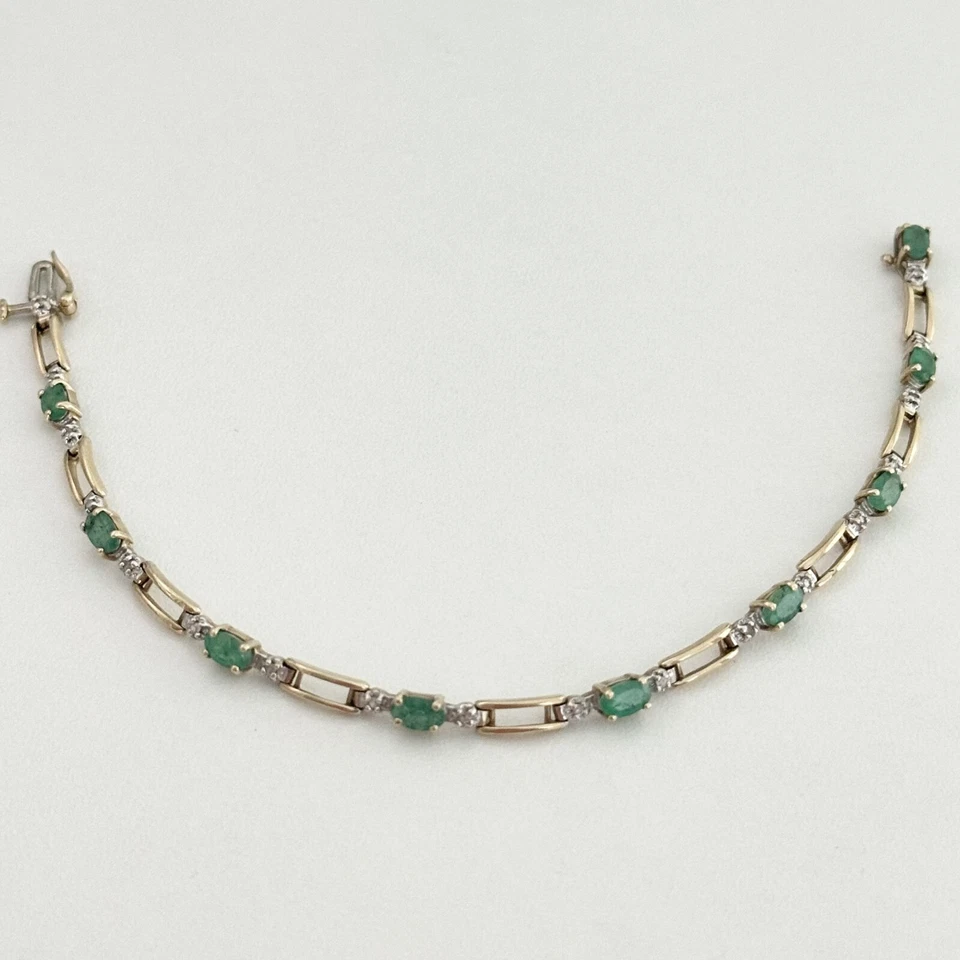 Brazalete de eslabones de cadena abierta de tenis de diamantes y esmeraldas de oro amarillo de 10 quilates Foto 4 de 4