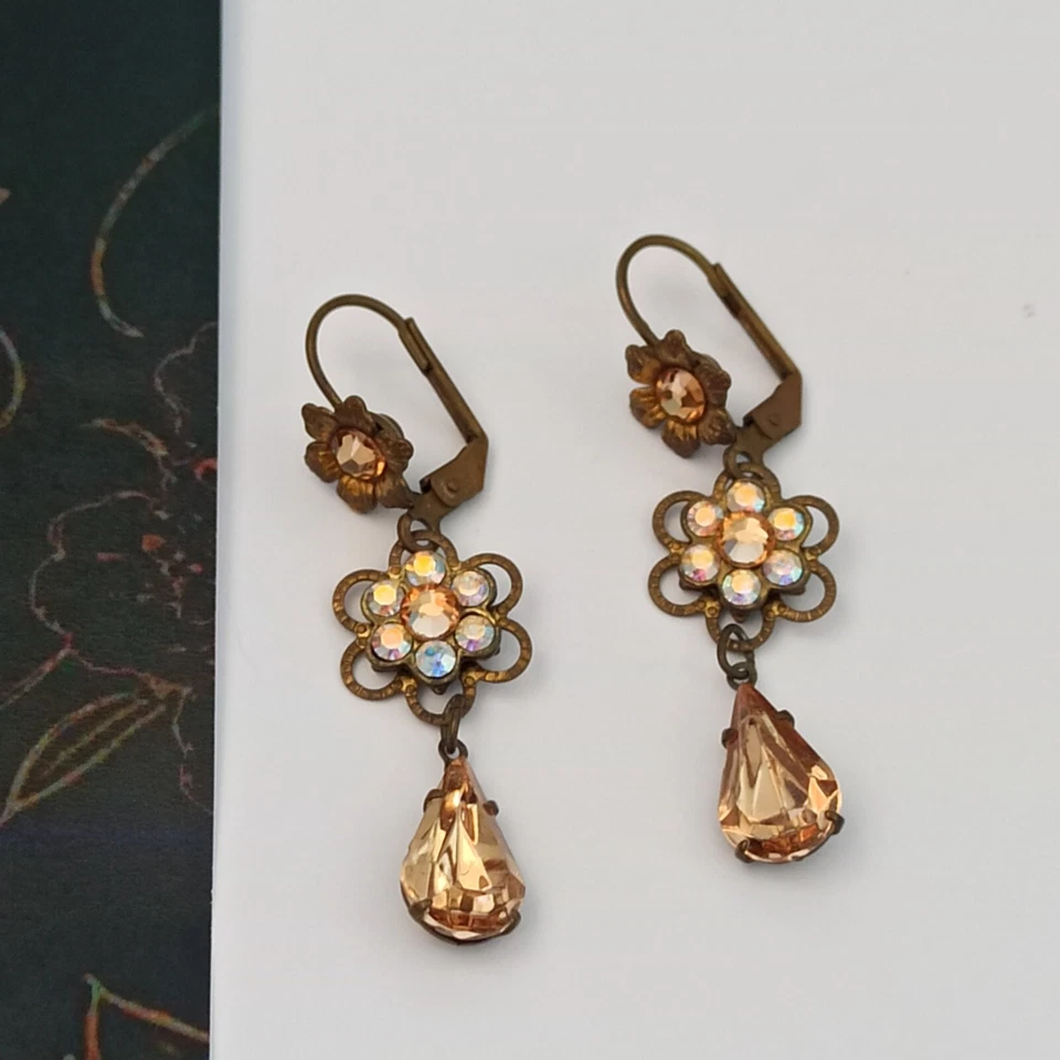 Pendientes Michal Negrin Beige Delicadas Flores Filigrana Cristales Aurora Boreal Foto 4 de 4