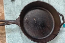 LODGE 10" CAST IRON SKILLET USA 8SK SEASONED 2" DEEP 2 HANDLES POUR SPOUT