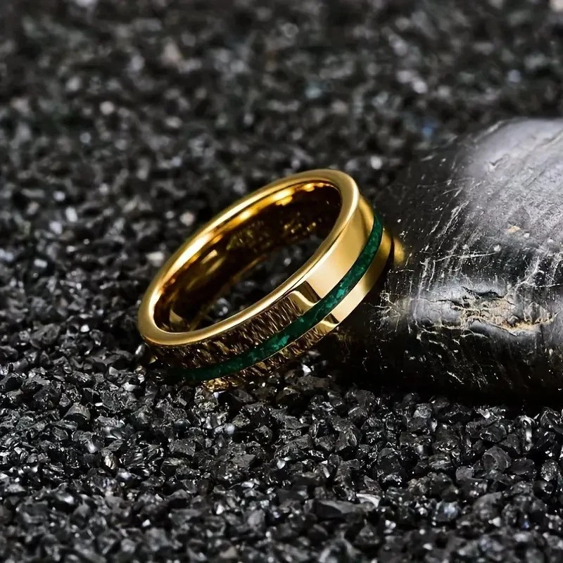 Alianza de boda pulida de 6 mm inspirada en meteoritos de acero titanio chapado en oro de 18 quilates para hombre Foto 2 de 4