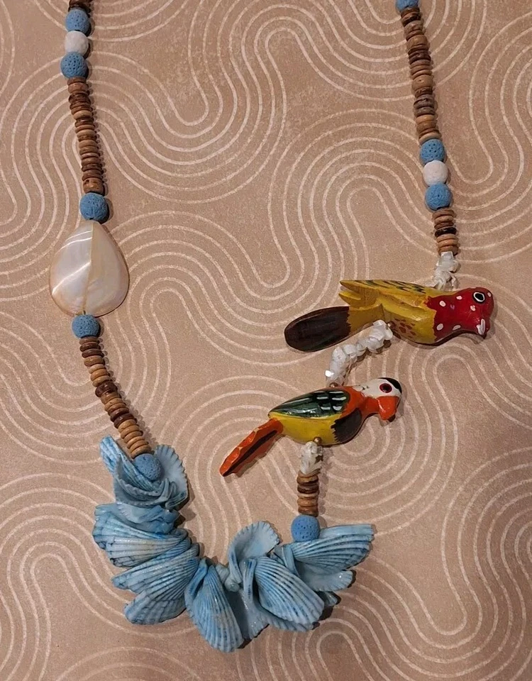 Collar Náutico Único Hecho a Mano Madera Pintada Loros/Aves Concha de Mar Redondo Foto 2 de 4