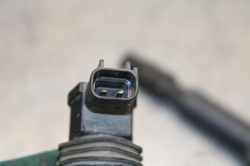 Triumph Daytona 675 2009 bobinas de encendido bobina tapas de bujías T1291502 BB584 Foto 3 de 4