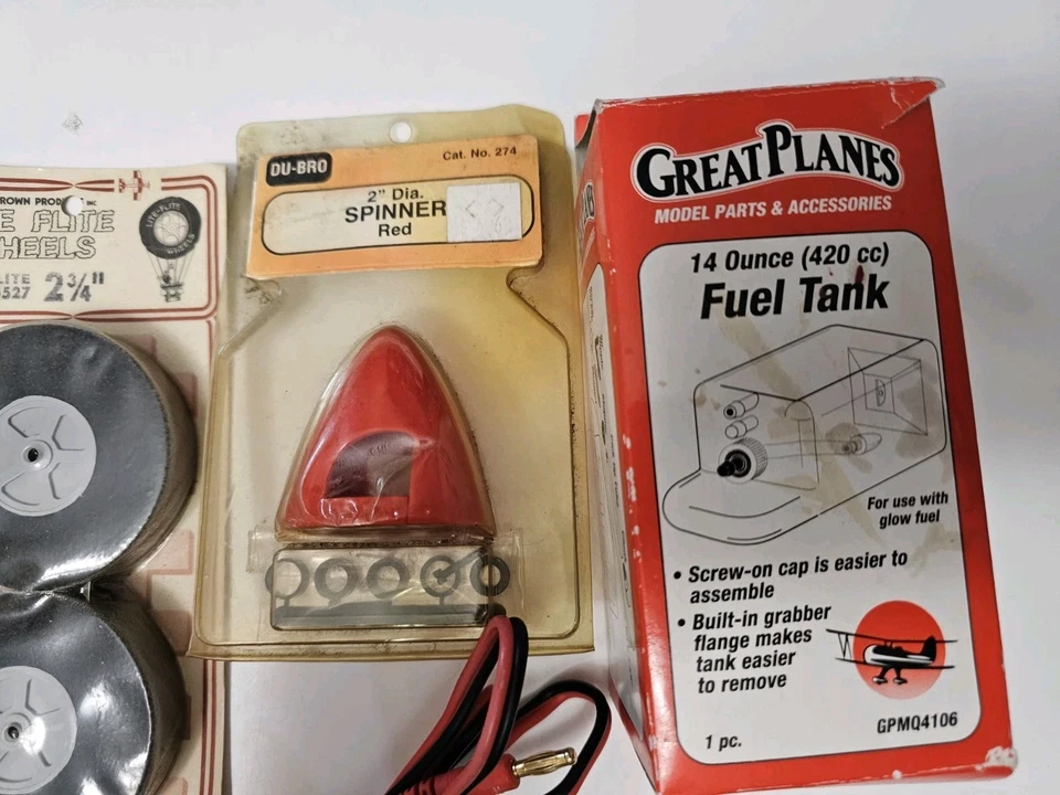 Lote de radiocontrol Du-Bro, Great Planes, Dave Brown - Spinners, ruedas, tanque de combustible, cargador Foto 3 de 4