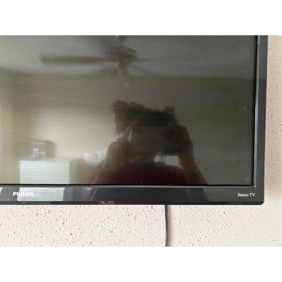Philips Roku 32" LED HD Smart TV has Mount/Remote USED but Great Condition - Image 3 of 4