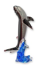 Una statuetta in vetro di Murano raffigurante una balena replica design retrò de