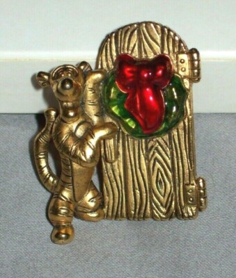 Vintage Disney ~ TIGGER WREATH ON DOOR ~ Christmas Brooch Pin ~ Winnie The Pooh