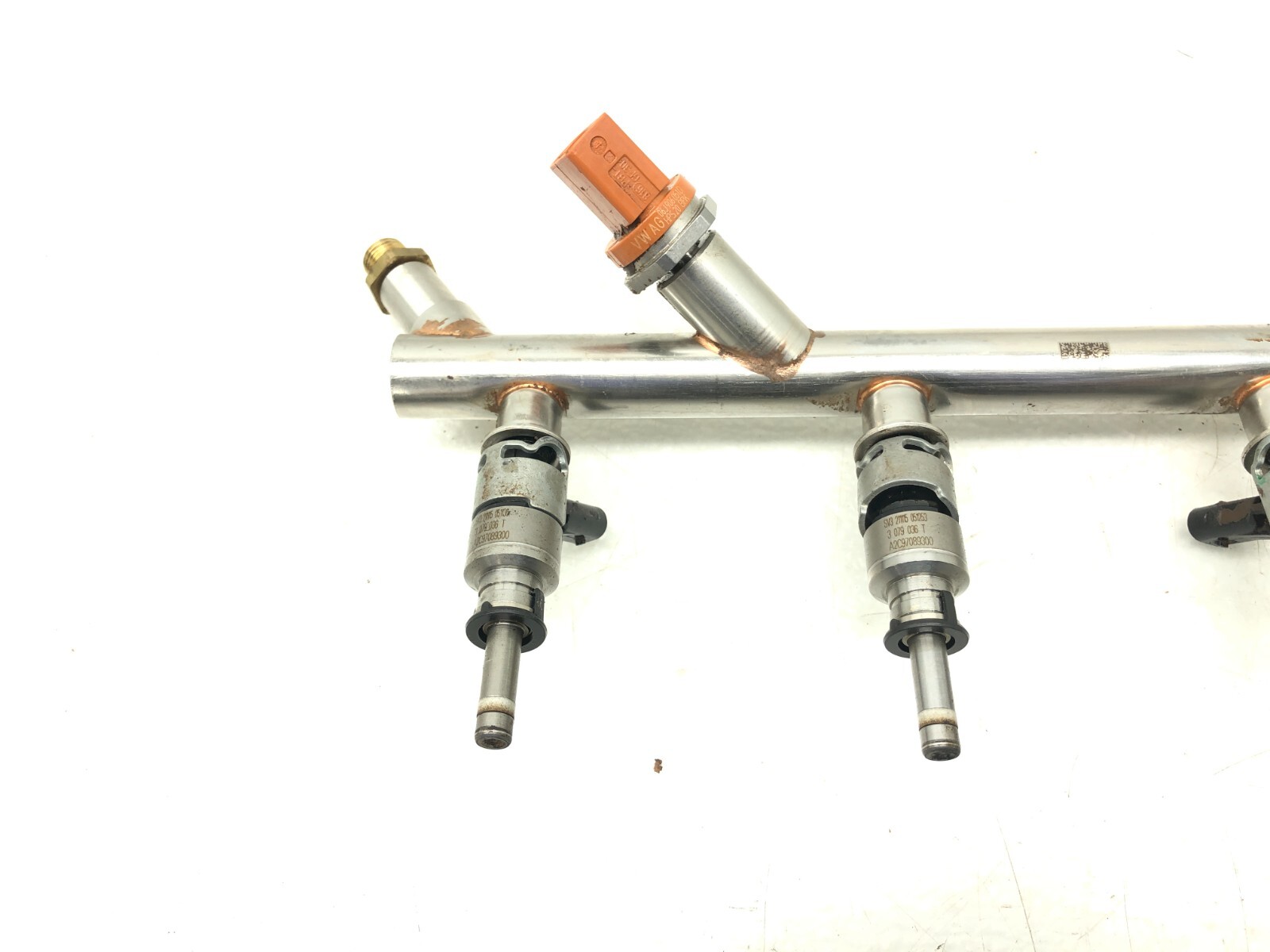 2014-2018 BENTLEY FLYING SPUR V8 RIGHT PASS FUEL RAIL LINE W/ FUEL INJECTORS.