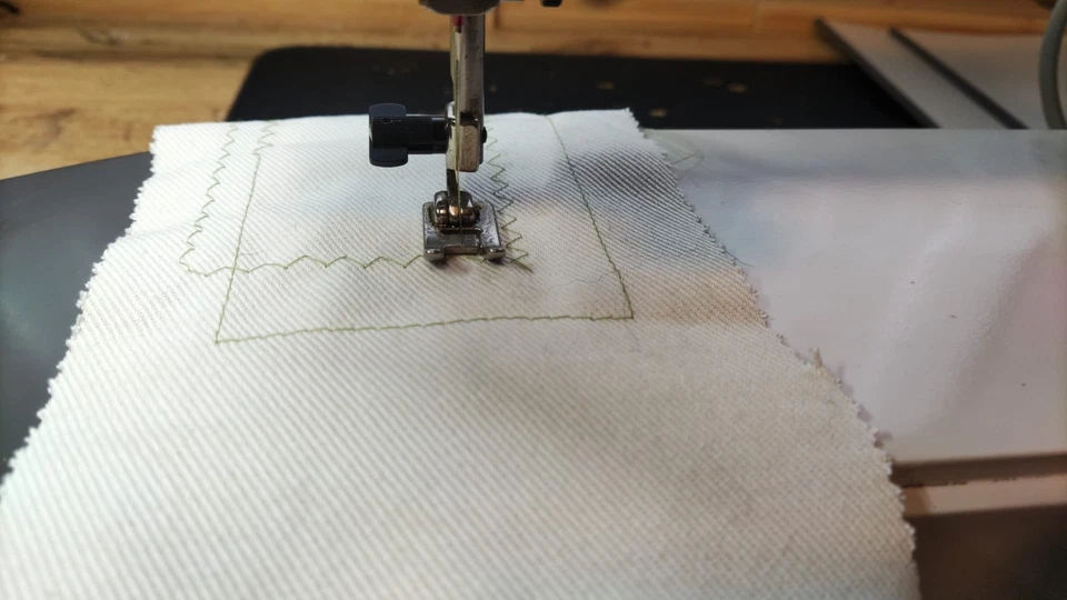 Nähmaschine Elna Lotus ZZ mit Zubehör   - Bild 2 von 4